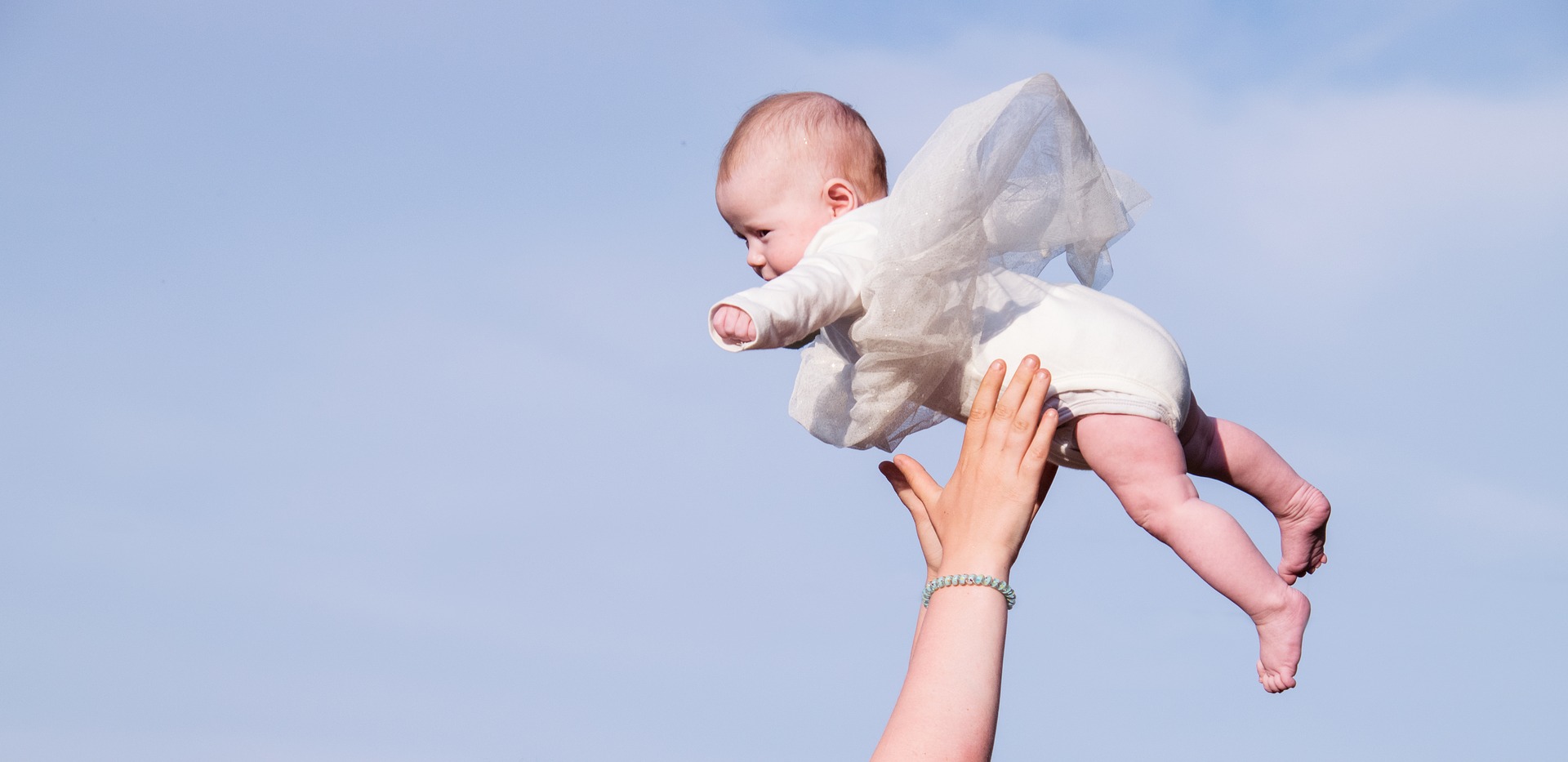 ¿Es prudente lanzar un bebé al aire?